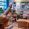 Schüler einer 4. Klasse an der Grundschule sitzen während des Unterrichts im Klassenzimmer. Nach nur einer Schulwoche ist für den ...