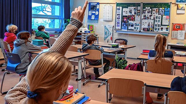 Schüler einer 4. Klasse an der Grundschule sitzen während des Unterrichts im Klassenzimmer. Nach nur einer Schulwoche ist für den ...