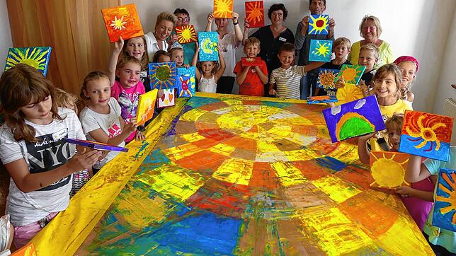 Viele Sonnen und eine gemeinsam gemalte Sonne erhellten in Meßkirch für einen friedlichen Moment die Welt. Hinten links im Getümmel die ...