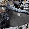 Der Täter während des Überfalls, aufgenommen von einer Überwachungskamera. Danach ergriff der Unbekannte die Flucht.