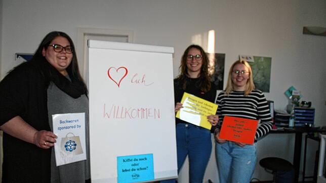 Christine Knöbel (von links), Pia Wenzler und Alina Dannemeyer (Praktikantin bei Pro Familia) sind am 16. Februar vor Ort in der ...