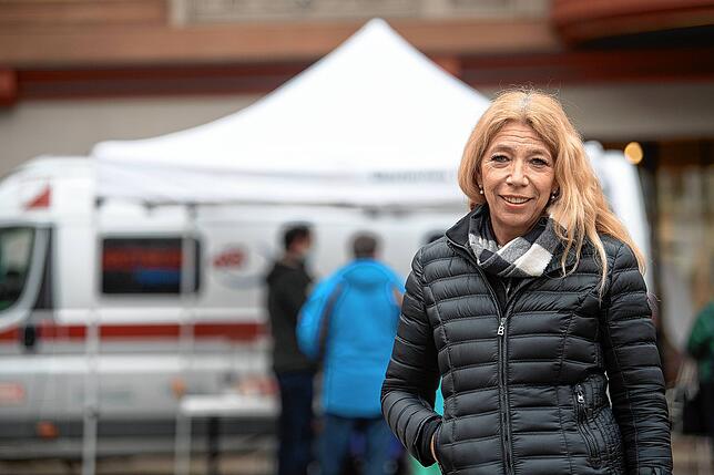 Notärztin Lisa Federle steht vor dem Testmobil für Corona-Antigentests.