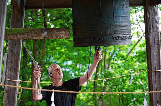 Robin Minard bei Aufnahmen in Kaminoyama für seine Klanginstallation.