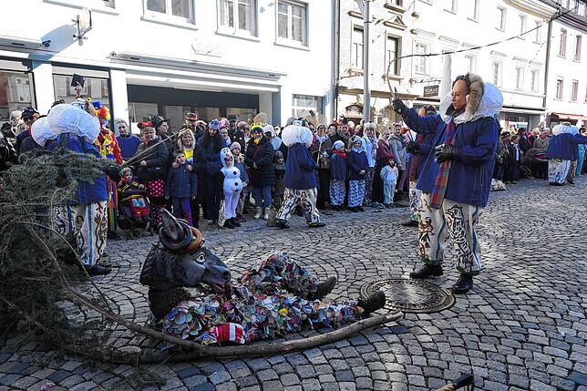 Bild 15: Villinger Maschgerelauf: Narren strömen durch die Innenstadt
