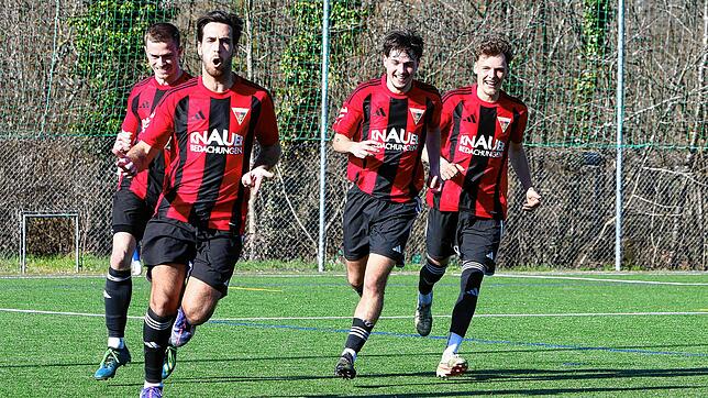 Der FC Überlingen (Joshua Keller, links nach dem 2:0) bejubelt ein 3:1 über den SC Konstanz-Wollmatingen.