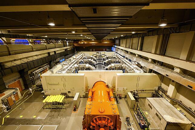 Das Maschinenhaus des KKL, in der Mitte der orangefarbene Generator. Der 600 Tonnen schwere Koloss wurde 2012 installiert und ersetzte ...