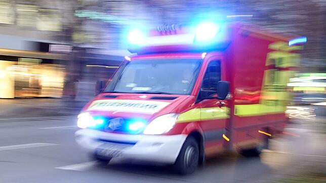 Zwei Kinder auf einem Elektro-Mofa sind bei einem Unfall verletzt worden (Symbolbild)