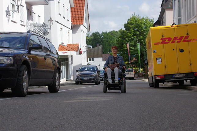 Barbara Koock wohnt gerne in der Heiligenberger Straße. Aber als Rollstuhlfahrerin hat sie es sehr schwer.