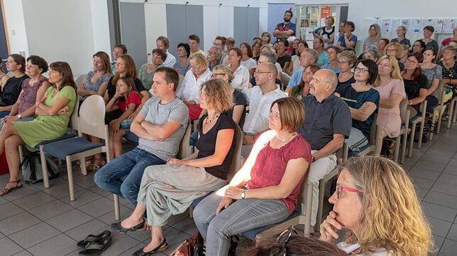 Über 100 Interessierte waren auf Einladung der Küssaberger Initiative "Plastikfrei in Küssaberg" in das Dietrich Bonhoeffer-Haus in ...