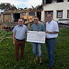 Andreas Eckert (Mitte) erhält von Michael Herr und Bürgermeister Stefan Dorfmeister den Scheck über 32&nbsp;608,30&nbsp;Euro. Im ...
