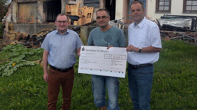 Andreas Eckert (Mitte) erhält von Michael Herr und Bürgermeister Stefan Dorfmeister den Scheck über 32&nbsp;608,30&nbsp;Euro. Im ...