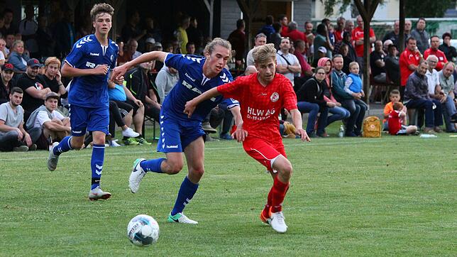 Heimspiel in Jestetten: Luis Weber aus Baltersweil (vorn, gegen Bent Wagner) und der Jestetter Marek Bleise (hinten) spielten mit den ...