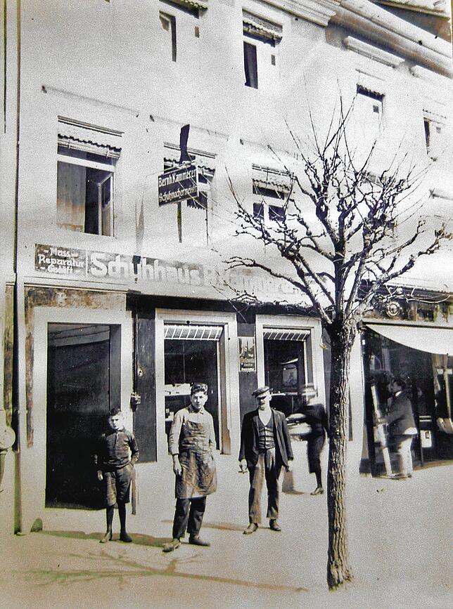 Dies alte Aufnahme zeigt den jungen August Kammerer (links) im Jahr 1924 vor der Schuhmacherei seines Vaters Bernhard Kammerer. Bild: ...