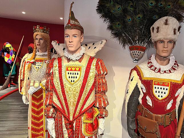 Besonders stolz ist man im Narrenschopf auf dieses Geschenk aus Köln: das Kölner Dreigestirn, bestehend aus Jungfrau, Prinz, und Bauer.