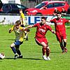 Zweikampf zwischen Nico Messmer (SG Dettingen, links) und dem Überlinger Patrick Sandhas.