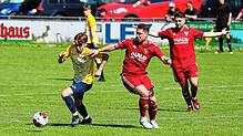 Zweikampf zwischen Nico Messmer (SG Dettingen, links) und dem Überlinger Patrick Sandhas.