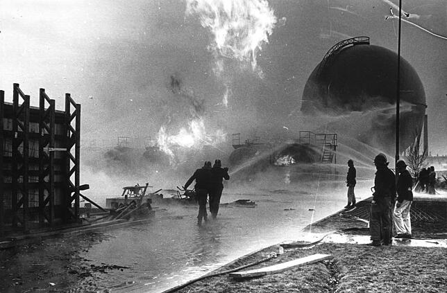 In Wellen versuchen die Feuerwehrmänner der Flammen an den Flüssiggastanks des Konstanzer Gaswerks am 23. Dezember 1967 in der ...