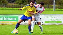 Im Duell mit dem Zweitplatzierten SV Denkingen will die SpVgg F.A.L., hier Timo Senn (links) im Zweikampf mit Batuhan Bak vom TSV ...