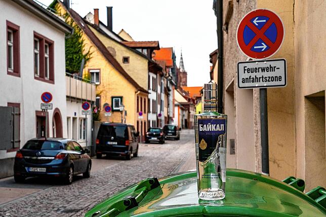 Viele Kneipengänger glühen in der Rosengasse vor, das heißt, sie trinken dort mitgebrachten Alkohol, die Flaschen werden deponiert und ...
