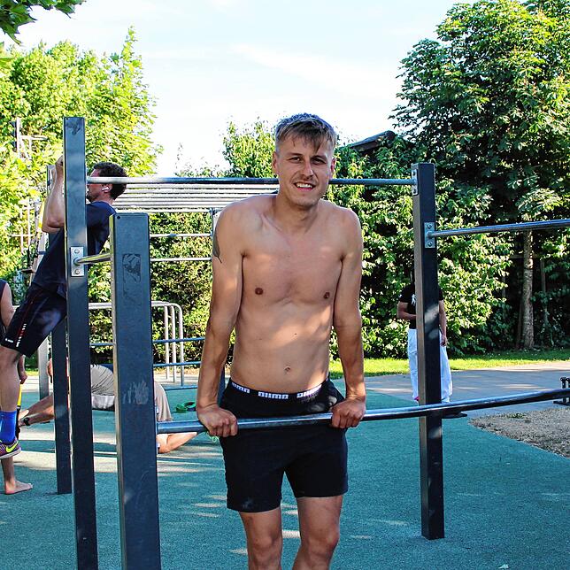 Nils Feger (27) verbringt seine Freizeit gerne im Street Workout Park in Kreuzlingen.