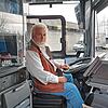 Herbert Grünacher in seiner Fahrerkabine auf dem Gelände von Stadtbus Tuttlingen Klink in Radolfzell. Er hat Spaß an seinem Beruf und ...