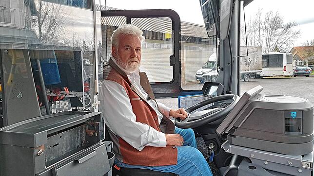 Herbert Grünacher in seiner Fahrerkabine auf dem Gelände von Stadtbus Tuttlingen Klink in Radolfzell. Er hat Spaß an seinem Beruf und ...