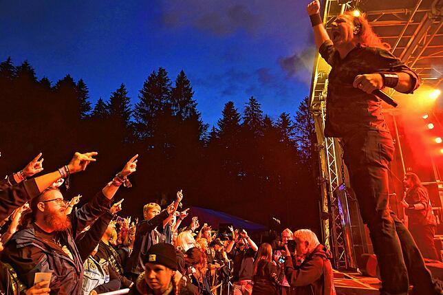 Der Blick nach oben zeigt: Am Festivalsamstag 2023 spielt das Wetter wieder mit.