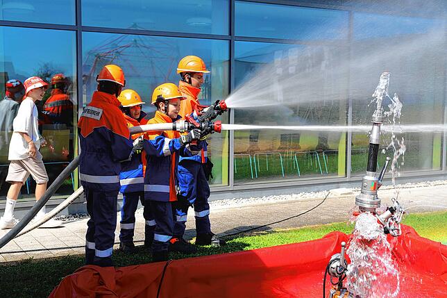 Die Jugendfeuerwehr zeigte gekonnt, wie sie einen in den unzähligen Proben gelernten Löschangriff, durchführen.