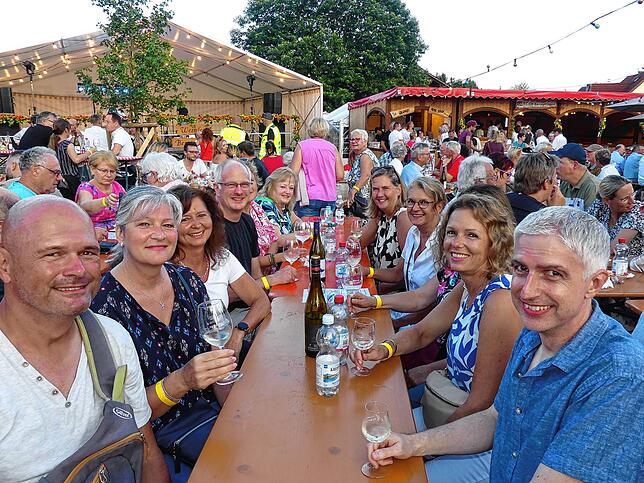 Die Freunde aus Uhldingen, Markdorf und Überlingen nutzen das Weinfest als beliebten Treffpunkt. Sie genießen die markgräflichen ...