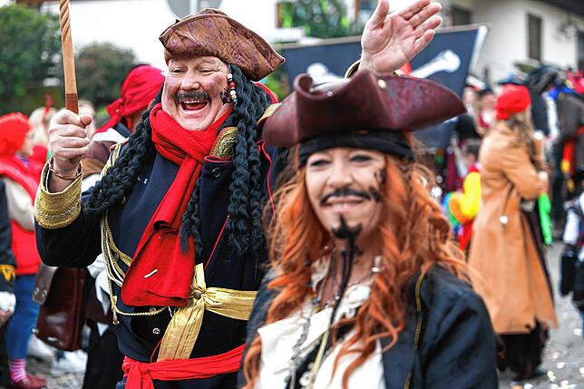 Bild 32: Fastnacht auf dem Schienerberg: Tausende feiern den Höriumzug mit kreativen Mottos
