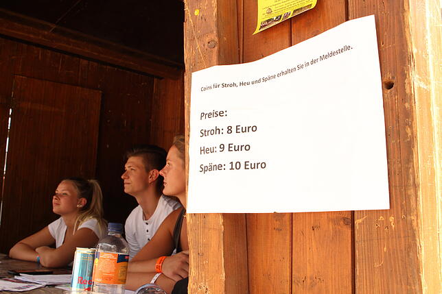 Nichts ist umsonst, auch nicht das Material für die Stallungen.