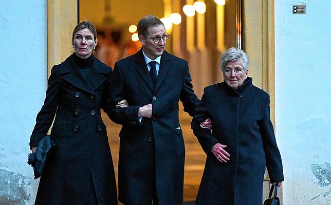 Markgraf Bernhard von Baden, neuer Chef des Hauses Baden, geht mit seiner Ehefrau Prinzessin Stephanie und seiner Mutter Markgräfin ...