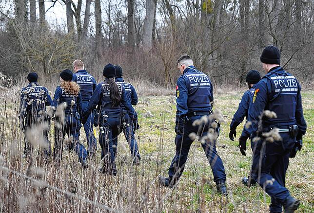 Mit rund 60 Einsatzkräften suchte die Polizei am Donnerstag im Bereich des Streuhaus in Radolfzell nach der vermissten Jasmin M. aus ...
