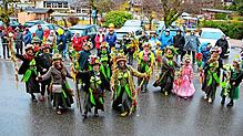Die Gruppe &bdquo;So schee&ldquo; präsentiert sich beim großen Umzug in Schonach als bunte Blumensträuße.