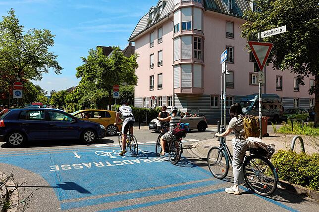 Von wegen Vorfahrt für Radler: An der Ecke Schottenstraße/Gartenstraße haben sie das Nachsehen.