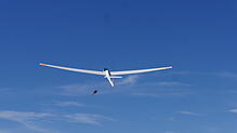 Noch hängt an diesem Segelflugzeug eine Seilwinde, doch sobald diese ausgeklinkt ist, beginnt der Pilot seinen Gleitflug. Da er langsam ...