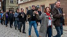 Mit einem kleinen Umzug durch die Meßkircher Innenstadt wurde die Fasnet eröffnet.