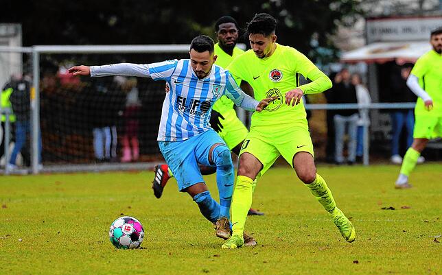 Ugur Karaotcu (links), Spieler des FC Anadolu Radolfzell, im Zweikampf mit Furkan Kirmaci vom TSV Singen.
