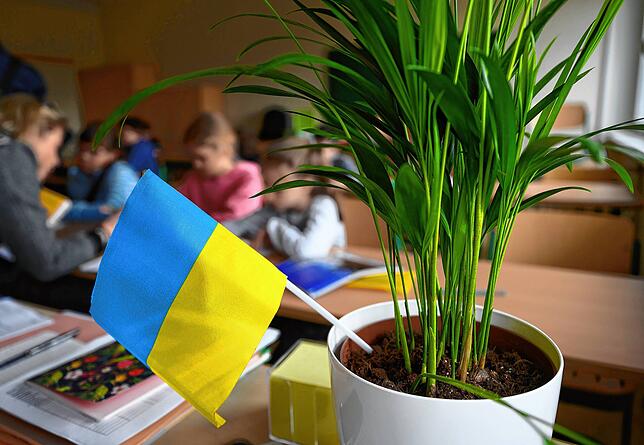 Durch den Ukraine-Krieg kommen immer mehr geflüchtete Kinder nach Deutschland, die unterrichtet werden müssen. Doch es fehlt an Pädagogen.