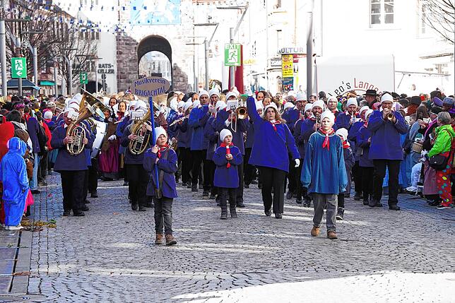 Bild 3: Villinger Fasnet-Umzug: Narren feiern bei strahlendem Sonnenschein – Die besten Bilder!