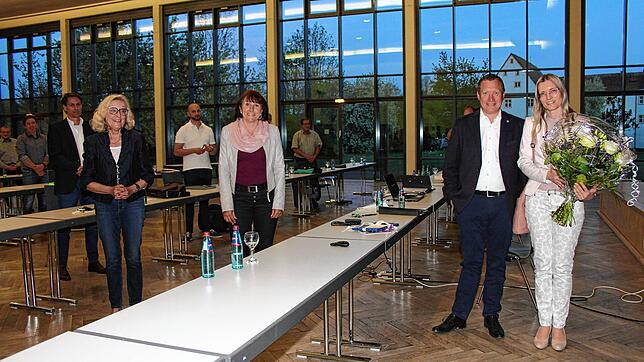 Abschied vom Gemeinderat mit einem letzten Blick in die Immendinger Donauhalle und auf das Rathaus im Hintergrund: Bürgermeister Markus ...