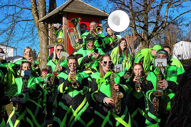 Die Guggenmusik „Let‘s Fetz“ Wald sorgt beim Rathaussturm und der Schülerbefreiung für die musikalische Stimmung.