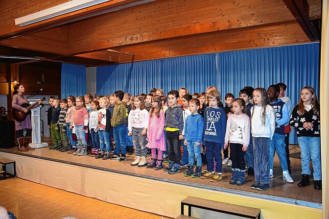 Mit einem beschwingten Lied wünschten die Jüngsten der Hans-Thoma-Schule in Laufenburg ihrem neuen Rektor Fabian Zoller-Wunderlich alles ...