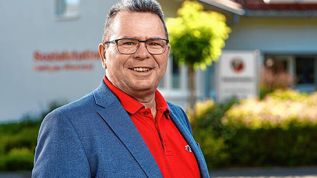 Christoph Siebler ist seit 30 Jahren Geschäftsführer der Sozialstation Klettgau-Rheintal. Dafür wird er mit dem Ehrenzeichen in Gold der ...