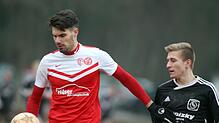 Sandro Dalfovo von der SG Buchenberg/Neuhausen schirmt den Ball ab vor Tom Lehmann (FC Königsfeld II). Die SG gewann das Lokal-Derby ...