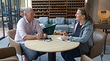 Bernd Reutemann zeigt sich im Interview mit SÜDKURIER-Mitarbeiterin Gabriele Münzer in bester Stimmung.