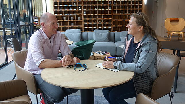 Bernd Reutemann zeigt sich im Interview mit SÜDKURIER-Mitarbeiterin Gabriele Münzer in bester Stimmung.