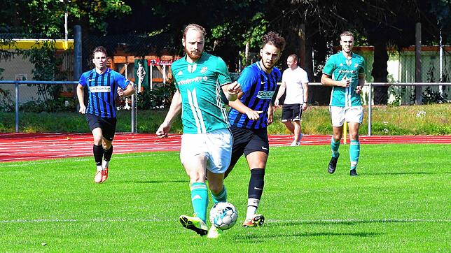 Schlusspunkt: Daniel Philipp (vorn, gegen Toni Santoro von der SG FC Wehr-Brennet) besiegelte mit seinem Treffer den 5:2-Sieg des FC ...