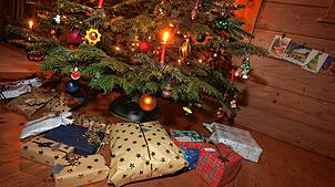 Weinachten rückt näher: Geschenke liegen unter einem geschmückten Baum (Symbolbild).