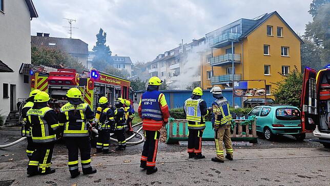 Zahlreiche Feuerwehrkräfte sind im Einsatz.